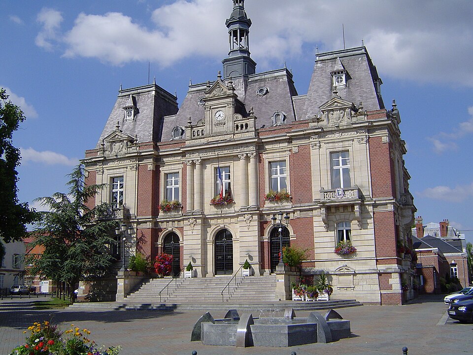 Doullens — L'hôtel — de — ville