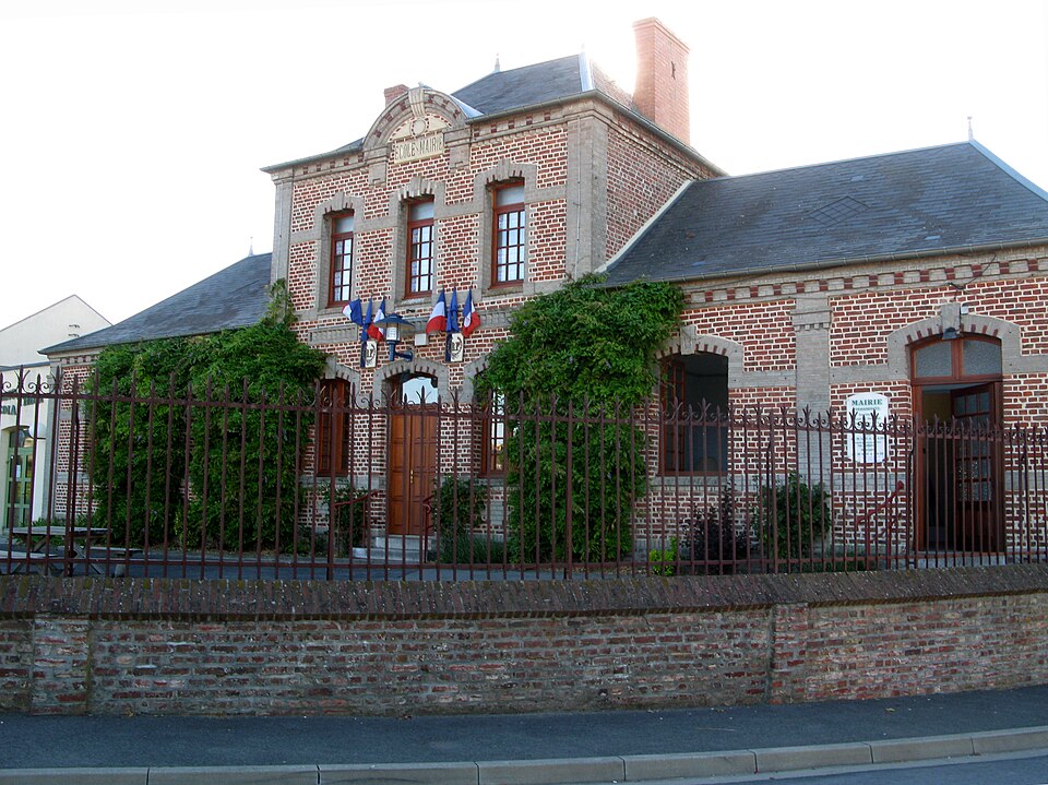 Grouches — Luchuel mairie 1