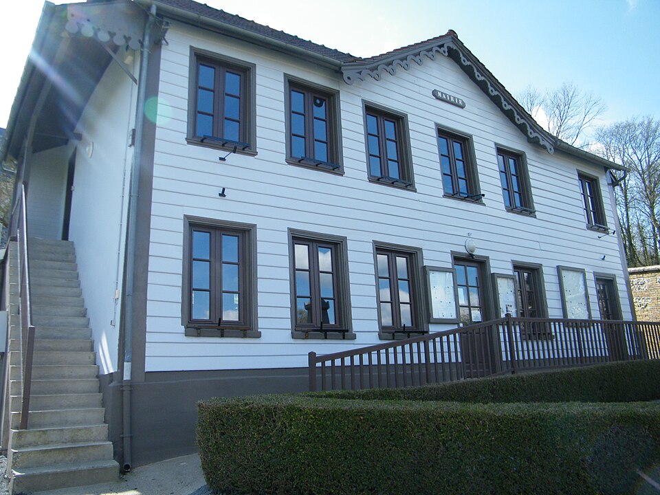 Huchenneville (Fr — Somme), town hall