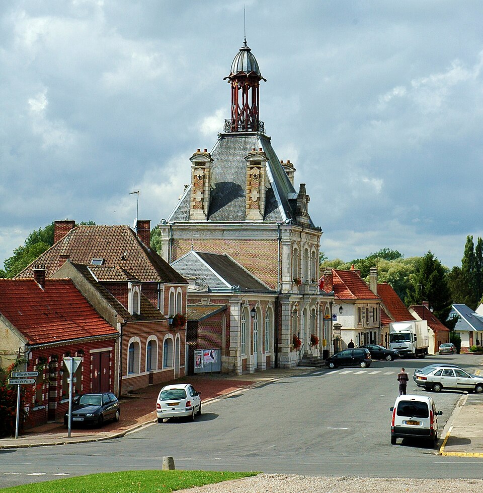 Long place centrale et hôtel — de — ville 1a