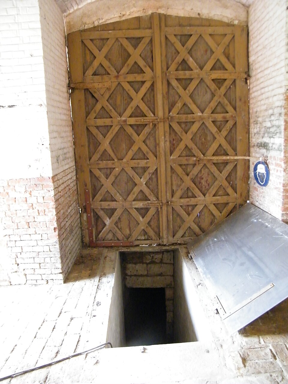 Mesnil — Domqueur, Fr — 80, entrée des muches. (4)