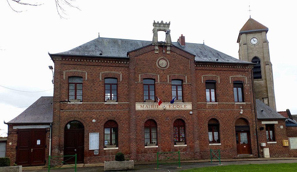 Mairie de Mézières — en — Santerre 1