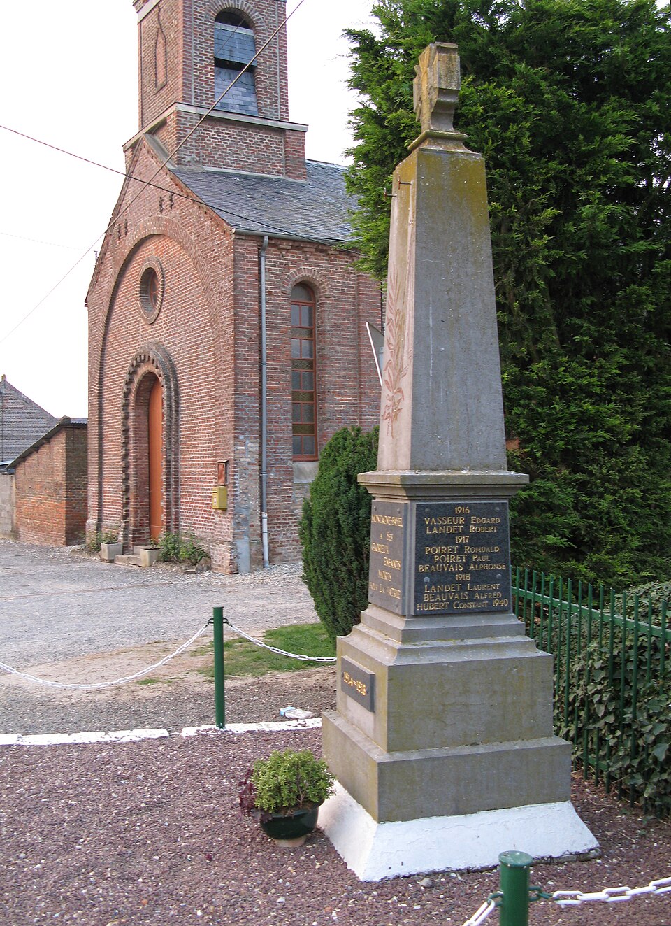Montagne — Fayel monument aux Morts et église
