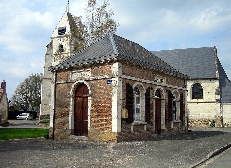 Quesnoy — sur — Airaines mairie et église 1