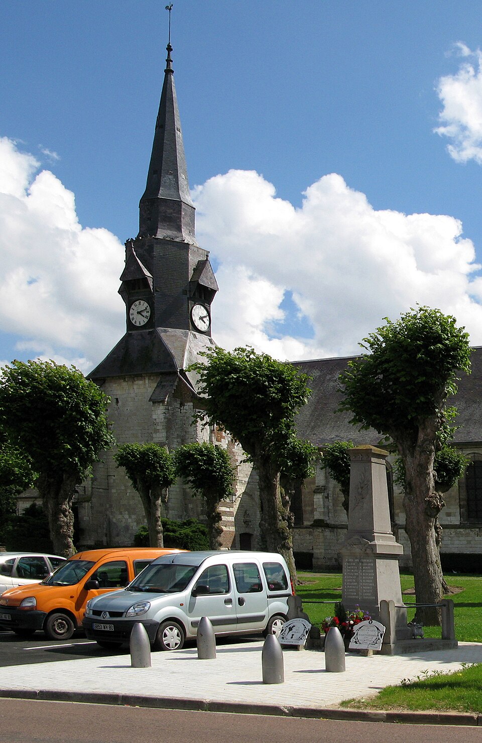 Revelles église et monument — aux — morts 1a