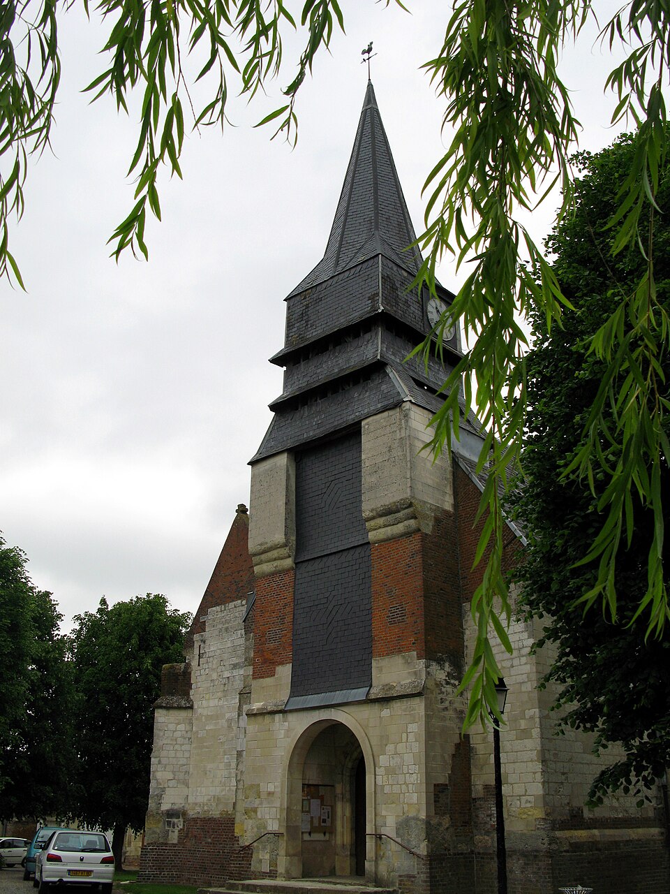 Sains — en — Amiénois église (porche et clocher)