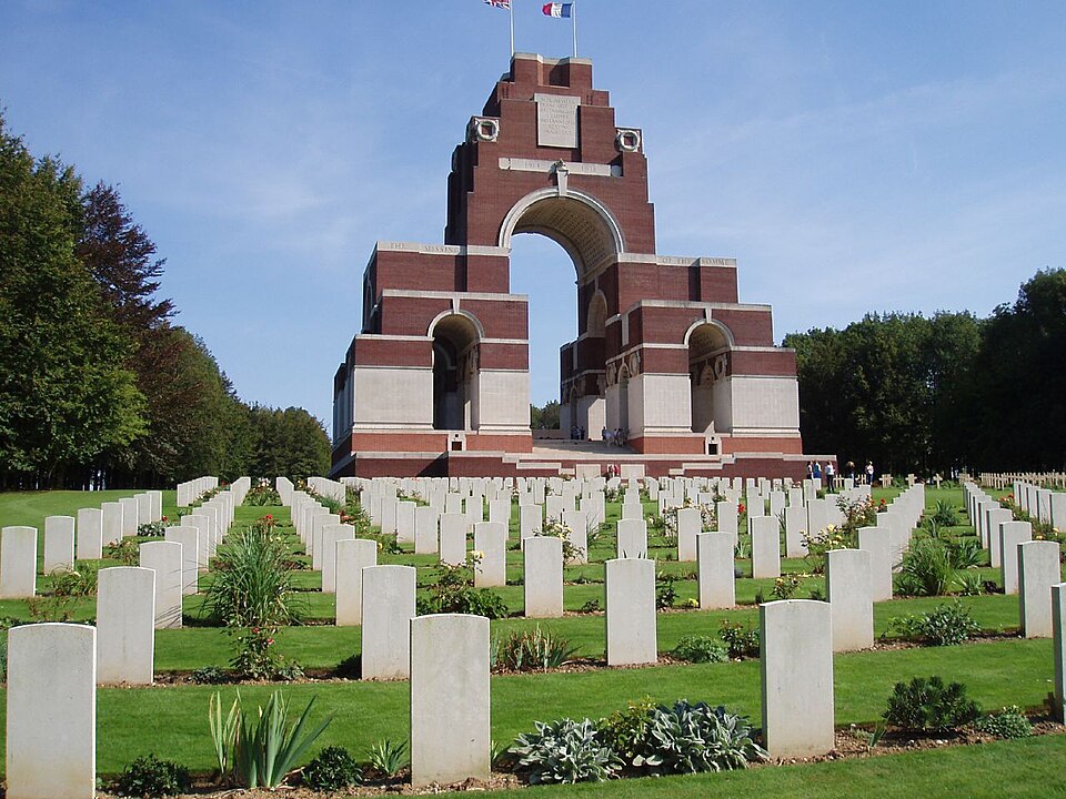 Thiepval cimetière derrière mémorial 1