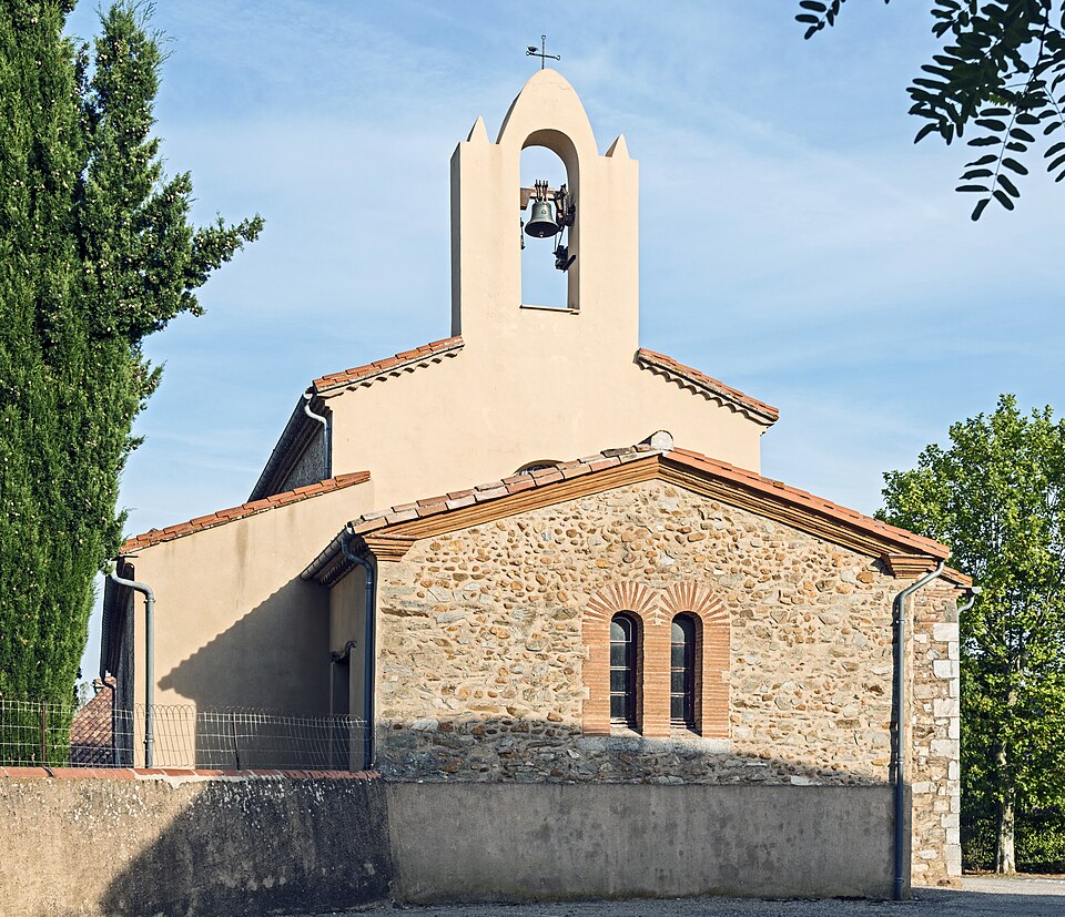Belleserre — Eglise Saint — Pierre — Le clocher — mur