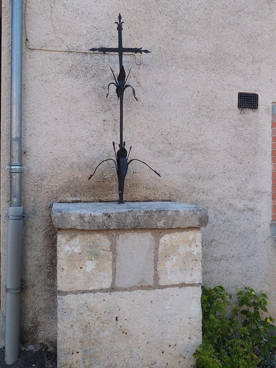 Croix sur socle de pierre à Bournazel