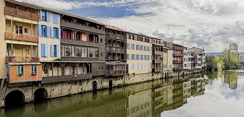 (Castres) Maisons sur l'Agoût vues du pont Neuf vers le pont Henri Sizaire