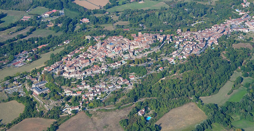 Aerial image of Cordes — sur — Ciel (view from the southwest)