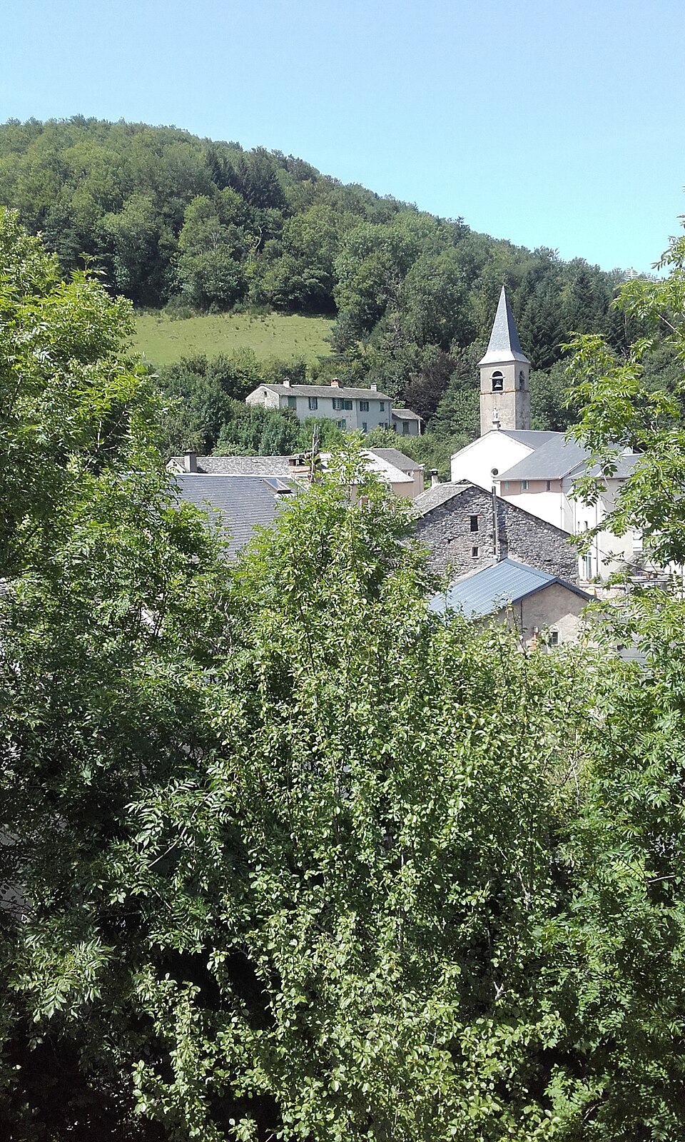 Espérausses Eglise catholique vue depuis château au SE