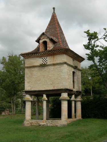 Pigeonnier sur piliers et à toit pyramidal