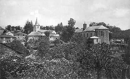 Massals, vue de l'église et du petit séminaire (à droite)