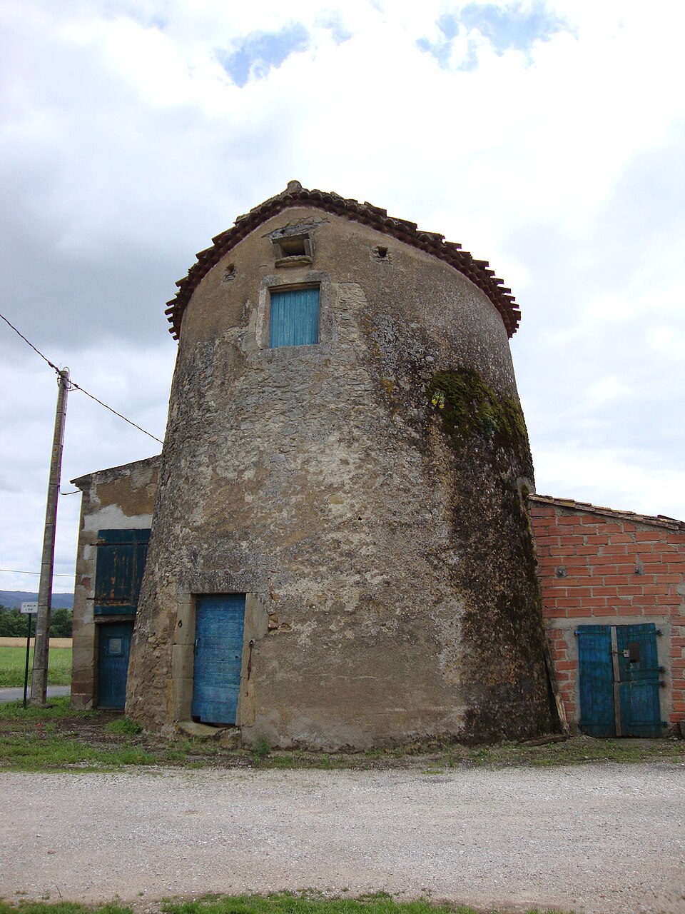 Viviers — lès — Montagnes (Tarn, Fr) vieux moulin à vent