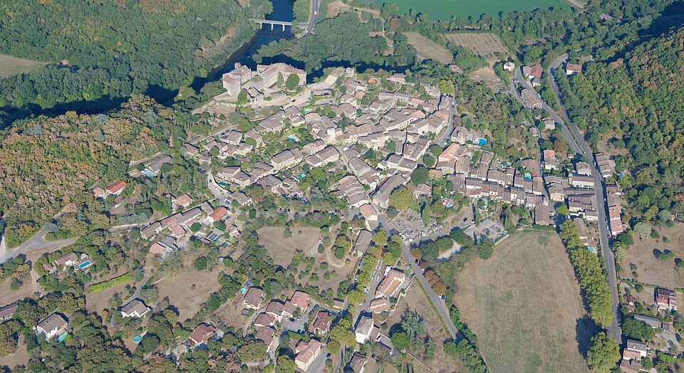 Aerial image of Bruniquel (view from the west)