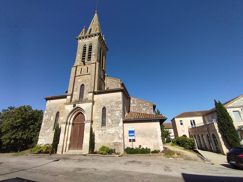 Avant de l'Église Saint — Laurent de Caumont