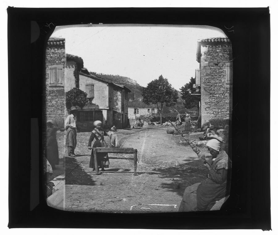 Vallée de l'Aveyron. Sur la place de Cazal (Tarn et Garonne) — Fonds Trutat — 51Fi434