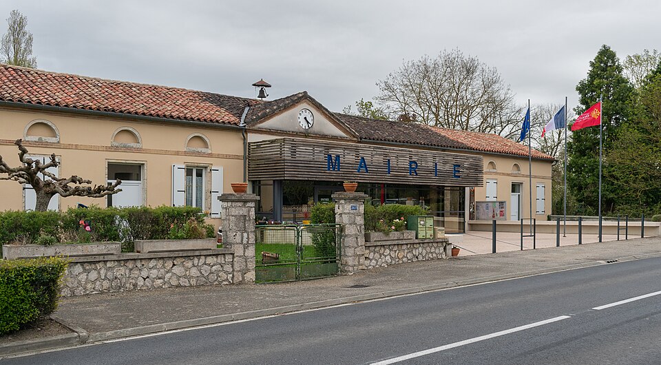 Town hall of Gimat (1)