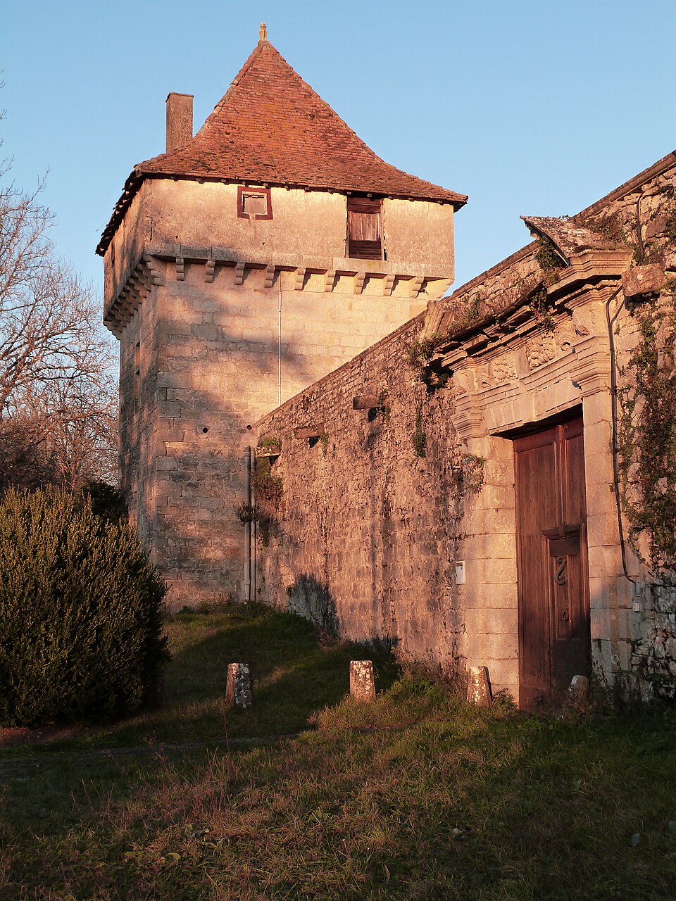 Tour carrée du château de Cornusson