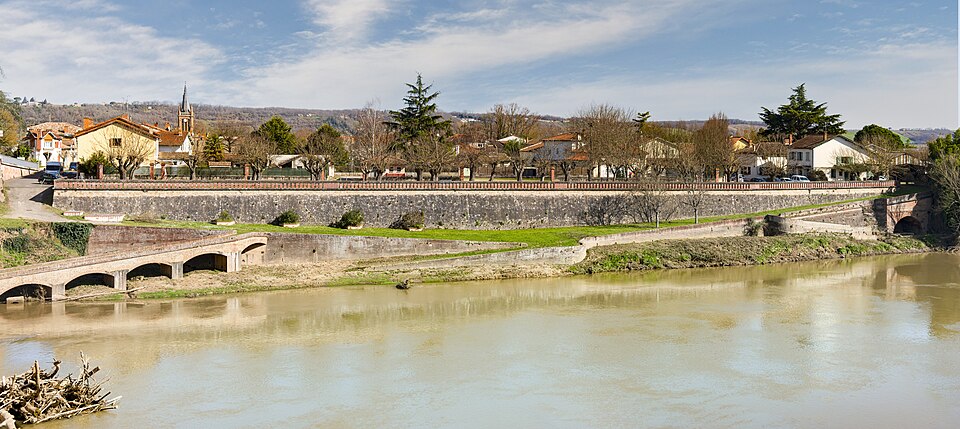 (Reyniès) — Esplanade Jean Moulin et le Tarn