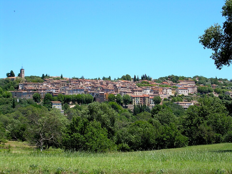 Bagnols — en — foret — village — 01
