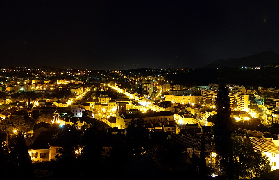 La Garde (Var) by night