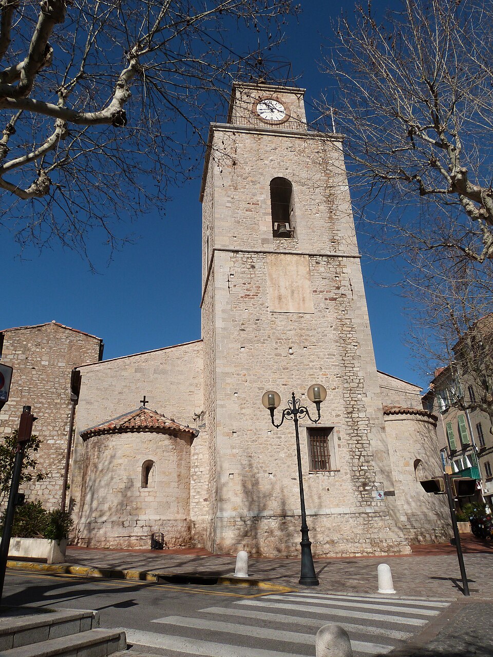 Façade principale de l'église Saint — Laurent