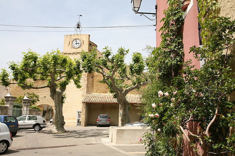 Arrivée sur la place, Buisson by JM Rosier.