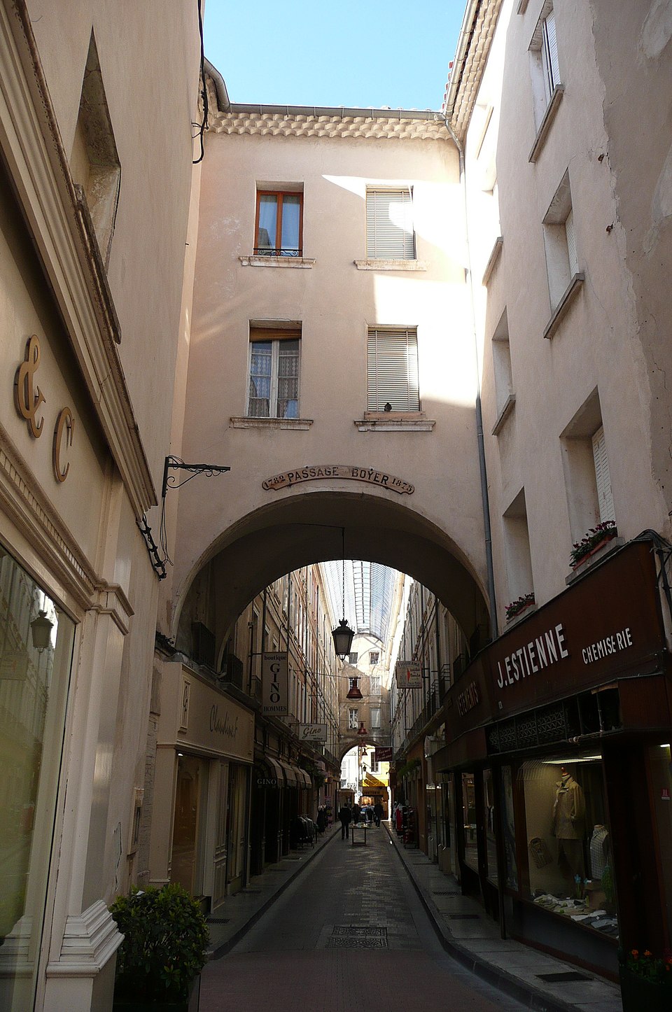 Rue commercante couverte à Carpentras