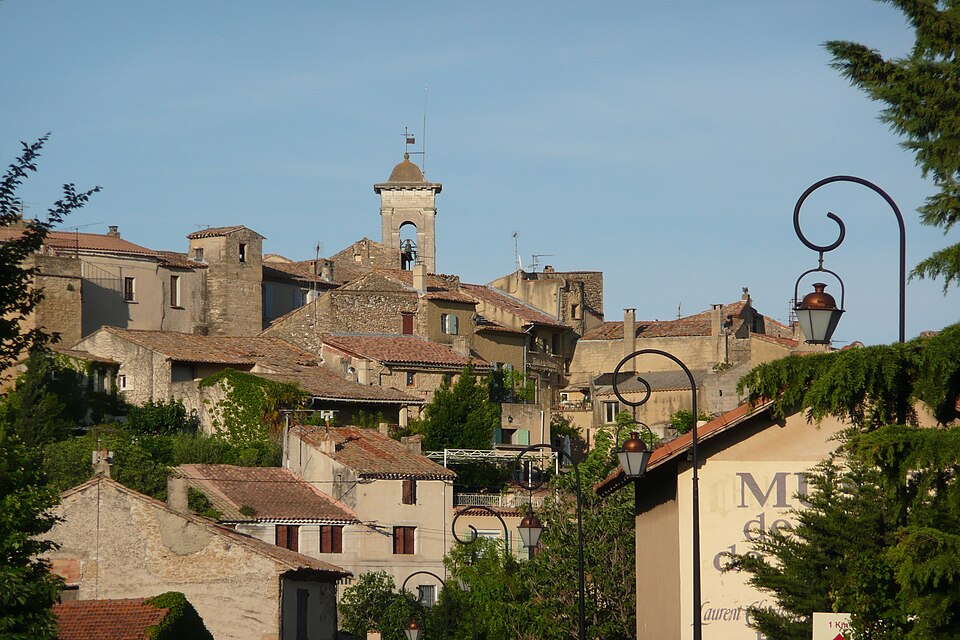 Vue d'ensemble du vieux village Châteauneuf — du — Pape