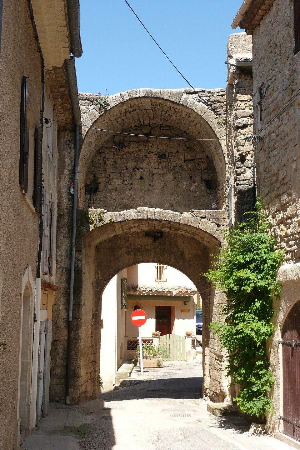 Cucuron 3