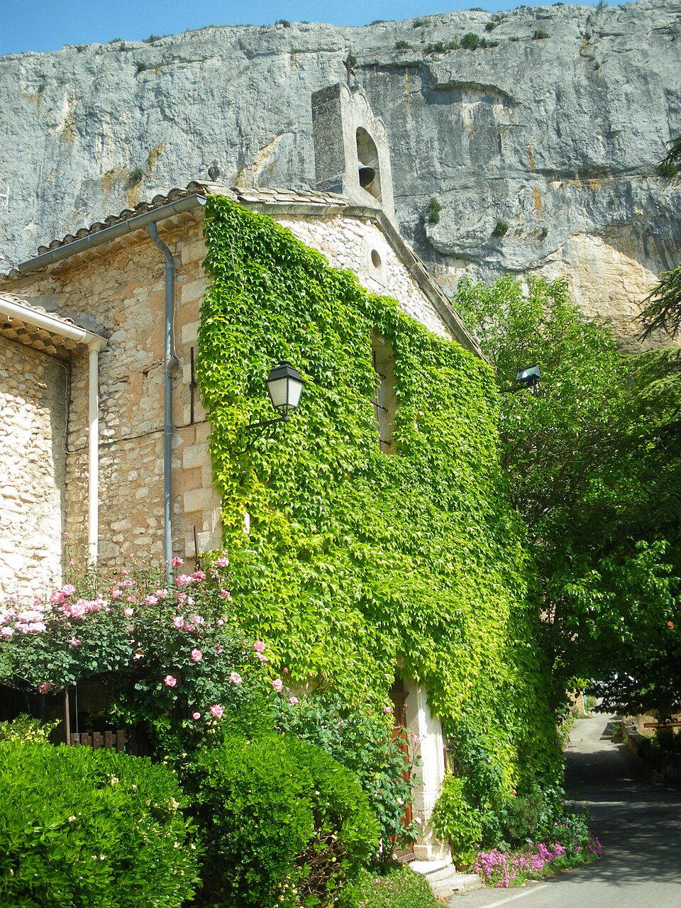 Lioux — église