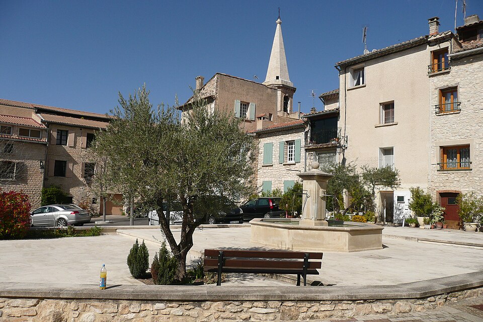 Place avec fontaine à Saint Didier