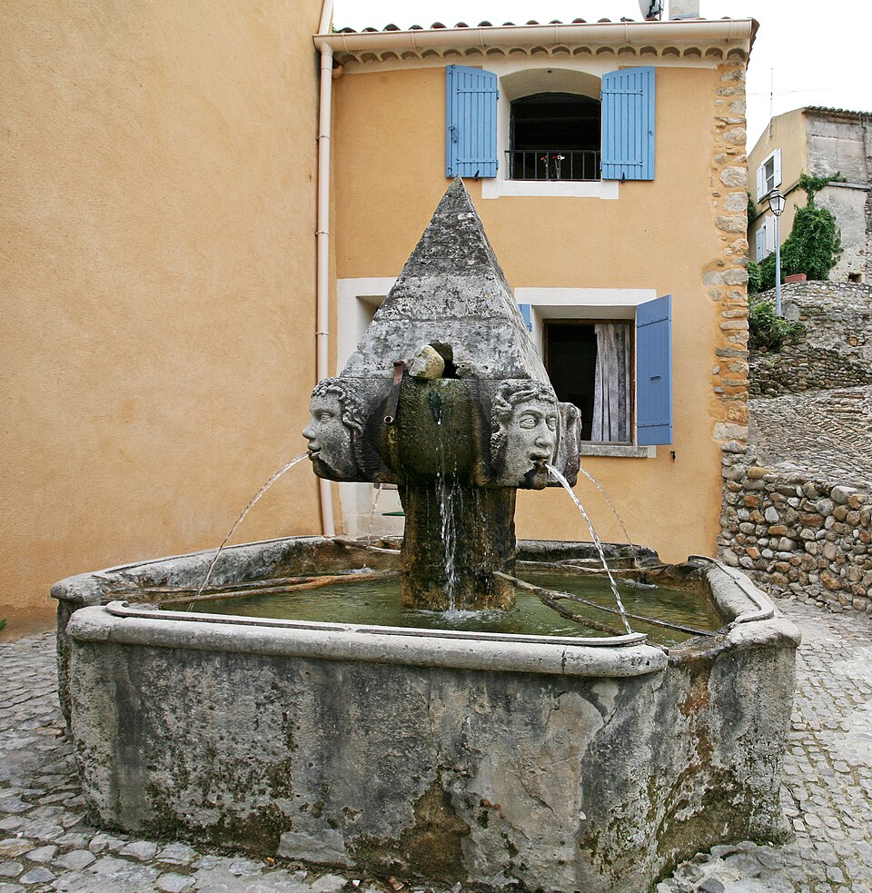Fontaine à Saint — Roman — de — Malegarde