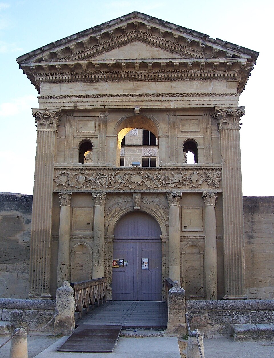 Portail du château de la Tour — d'Aigues