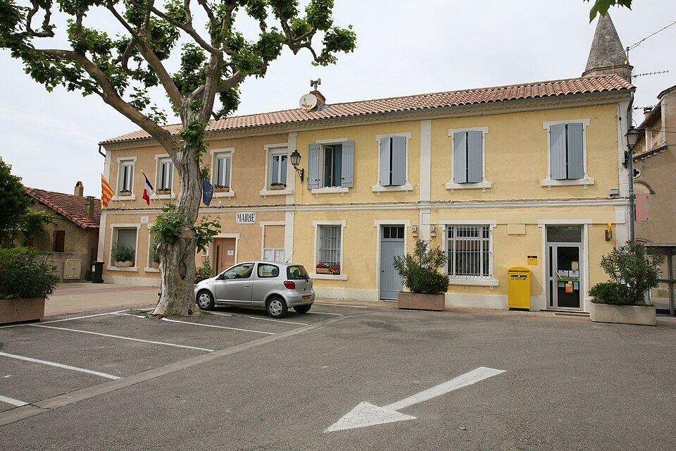 Mairie et poste de Travaillan by JM Rosier