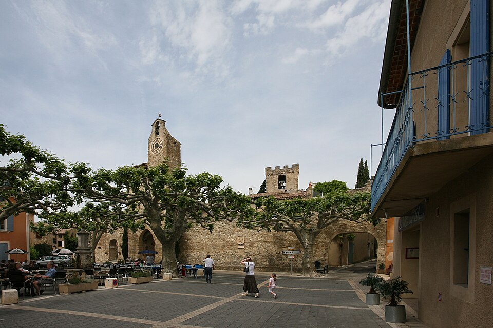 Villedieu, place devant la mairie by JM Rosier