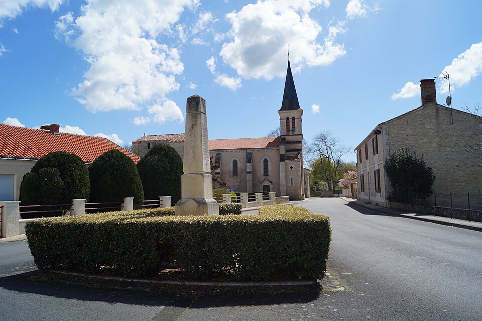 Monument aux morts et église Saint — Pierre de Chasnais (Éduarel, 11 avril 2016)