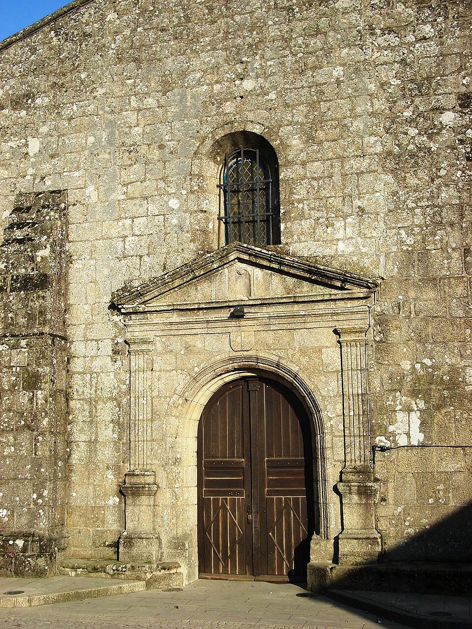 La façade ouest de l'église des Epesses.