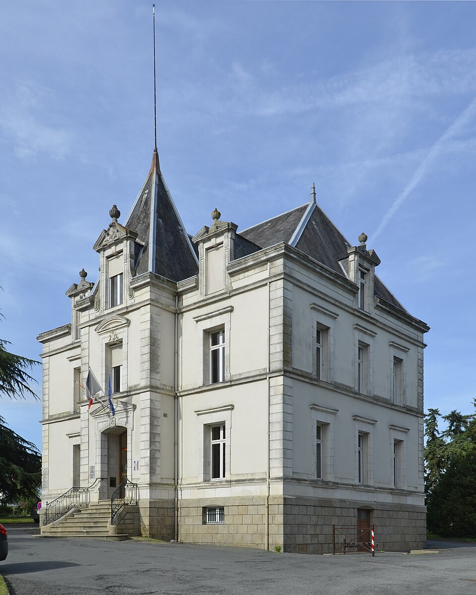 Les Herbiers — Mairie 01