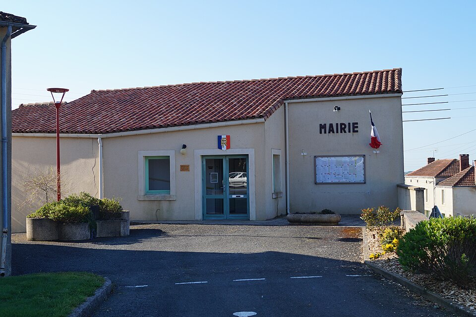 Mairie de Loge — Fougereuse (vue 2, Éduarel, 24 avril 2016)