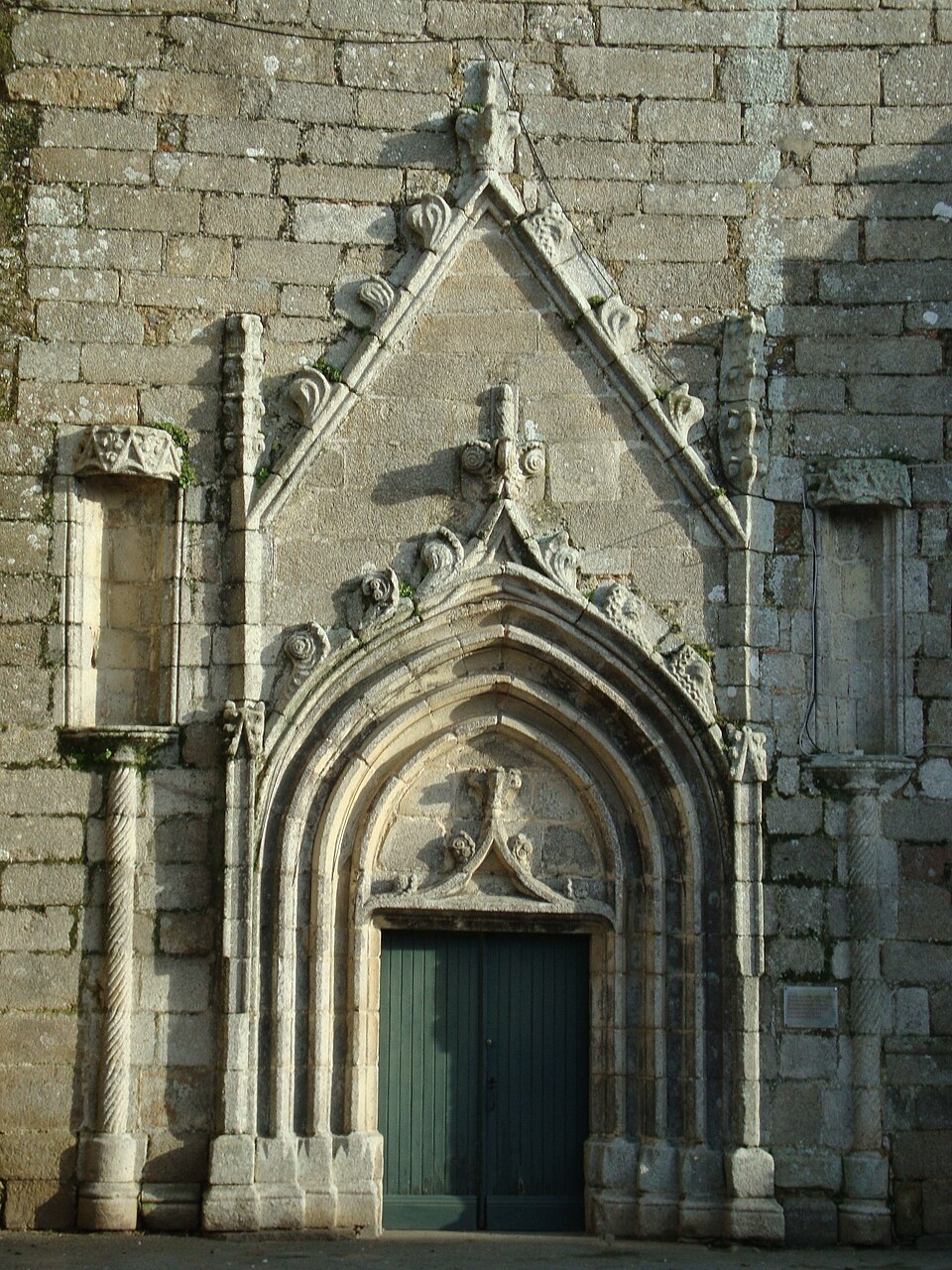 Le portail ouest de l'église de Montournais.