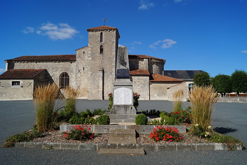 Église Notre — Dame — de — l’Assomption et monument aux morts de Montreuil (vue 1, Éduarel, 21 août 2016)
