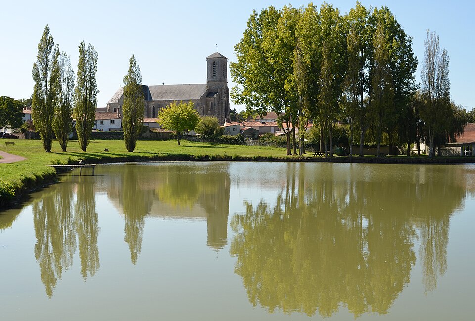 Palluau — Eglise et plan d'eau