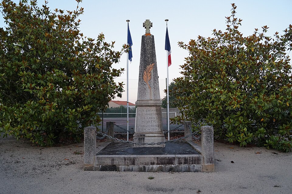 Monument aux morts de Saint — Avaugourd — des — Landes (vue 2, Éduarel, 25 juin 2016)