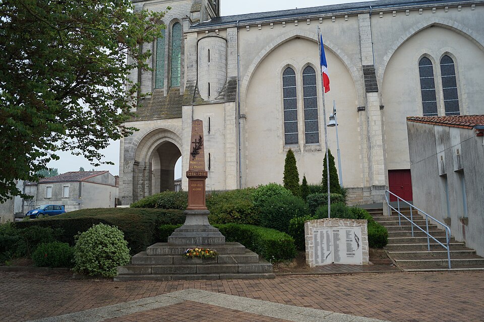 Monument aux morts de Saint — Denis — la — Chevasse (vue 2, Éduarel, 17 mai 2017)