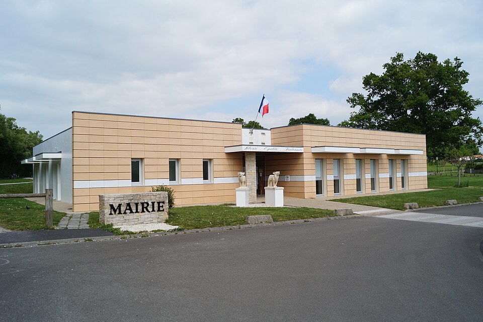 Mairie de Sainte — Flaive — des — Loups (vue 1, Éduarel, 8 mai 2017)