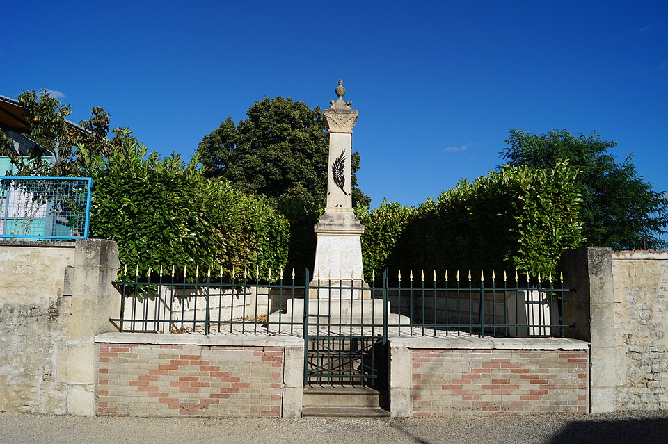 Monument aux morts de Saint — Martin — de — Fraigneau (vue 1, Éduarel, 21 août 2016)