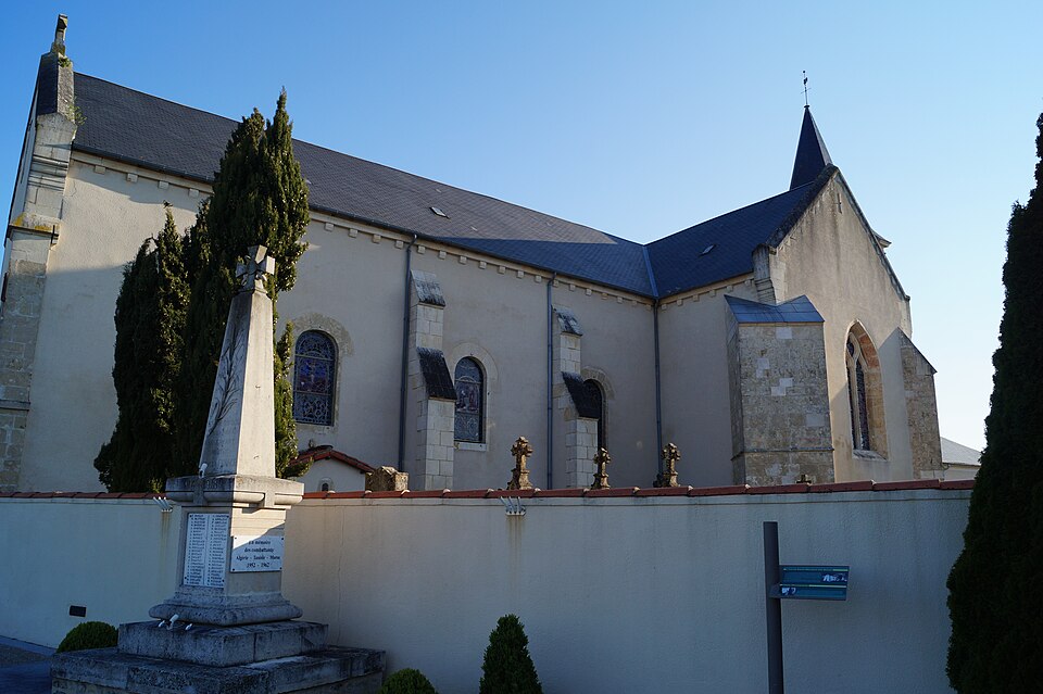 Monument aux morts et église Saint — Maurice de Saint — Maurice — des — Noues (Éduarel, 24 avril 2016)